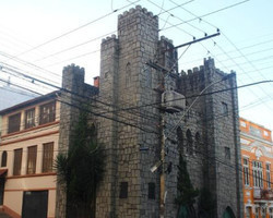 Ex-moradora de castelo em Porto Alegre diz que marido a trancava