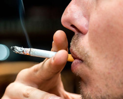 Brasileiros gastam 50% do salário mínimo em cigarro durante quarentena