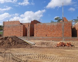 Obras aceleradas de construção do Estádio Cariocão em Monsenhor Gil