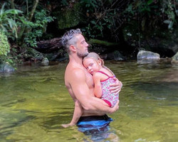 Rafael Cardoso posta foto em cachoeira com filha: 'Cuidado mútuo'