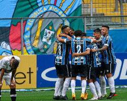 Grêmio goleia na Arena, entra no G-4 e aumenta crise do Vasco