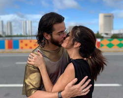 Túlio beija Fátima Bernardes: 'A gente manda brasa no Carnaval'