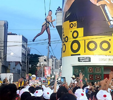 Vestida de Madonna, Claudia Leitte 'voa' no carnaval de Salvador 