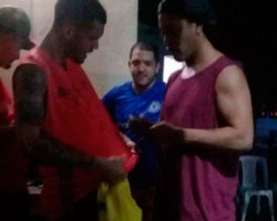 Ronaldinho Gaúcho autografa camisa do Flamengo em presídio 