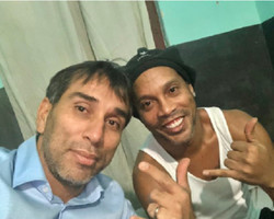 Ex-jogador, Nelson Cuevas visita Ronaldinho e revela “está abatido”