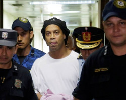 Ronaldinho Gaúcho comemora 40 anos vivendo o pior momento da vida