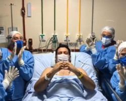 Marcelo Magno apresenta melhora e posa ao lado de equipe em hospital