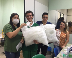 Contadores voluntários produzem máscaras para doar a hospitais de THE