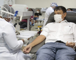 Governador Wellington Dias visita Hemopi e faz doação de sangue