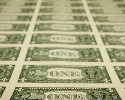 Dólar opera e bate R$ 5,32, após efeitos econômicos da pandemia