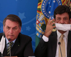 Após ameaça de Bolsonaro, Mandetta segue como ministro da Saúde