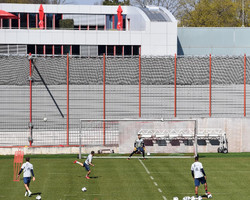 Dias melhores: Bayern de Munique volta aos treinos com distanciamento 