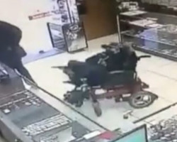  Cadeirante anuncia assalto e segura réplica de arma com os pés; vídeo