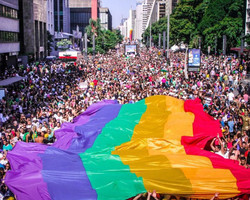 Parada LGBT de SP terá programação virtual e luzes na Av. Paulista 