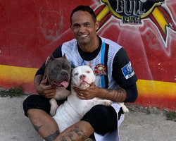 Goleiro Bruno posta foto com cachorros e gera revolta na internet