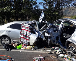 Colisão entre dois carros deixa cinco mortos e dois feridos em GO