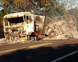 Caminhão com carga fica destruído após pegar fogo em rodovia no Piauí
