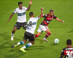 Brasileirão: Com gol de Arrascaeta, Flamengo vence Coritiba por 1 a 0 