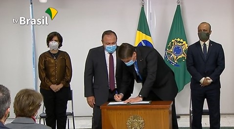 Bolsonaro assina MP e libera R$ 1,9 bilhões para vacina contra Covid