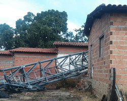 Torre e postes caem e atingem quatro casas durante temporal no Piauí