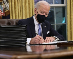 Biden aumenta auxílio diante de crise alimentar que afeta os EUA