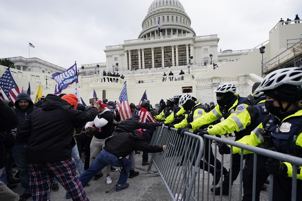 Manifestantes pró-Trump invadem Congresso dos EUA Manuel Balce Ceneta/AP