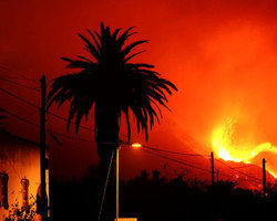 Vulcão de La Palma expele lava da altura de prédios; fotos 