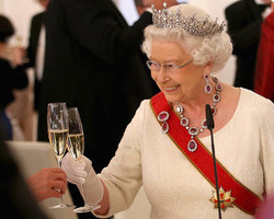 Rainha Elizabeth é aconselhada a reduzir o consumo diário de álcool
