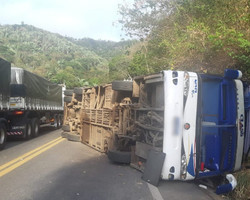 Ônibus que tombou no Ceará tinha dois passageiros que saíram de Teresina