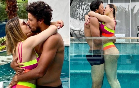 Sheila Mello dá beijão no namorado João Souza em piscina