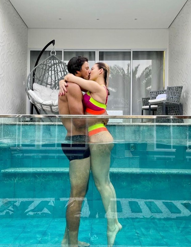 Sheila Mello beija namorado em piscina 