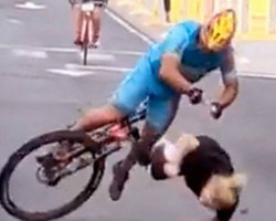 Mulher é atropelada em prova de ciclismo e seu estado é grave; veja o vídeo