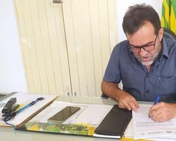 Zé Raimundo assina ordem para iluminação de LED no Morro da Cruz 