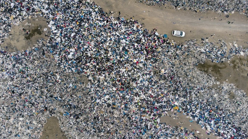 Vista aérea de lixão de roupas em Alto Hospicio, no Chile — Foto: Martin Bernetti/AFP 