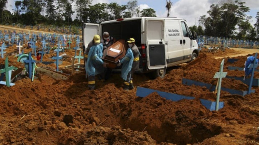 Trabalhadores de cemitério enterram um homem de 89 anos que morreu de Covid-19 em Manaus. (Foto: Edmar Barros-Reprodução)