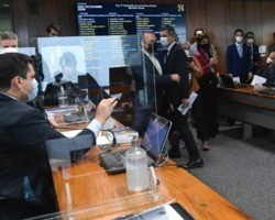 CCJ do Senado aprova PEC dos Precatórios, que banca o  Auxílio Brasil