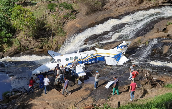 Avião com Marília Mendonça cai perto de cachoeira em Minas Gerais