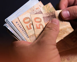 Relator do Orçamento fixa salário mínimo de R$ 1.210; Votação será amanhã