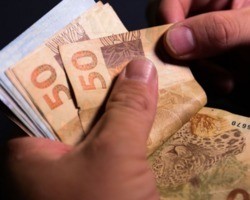 Relator sobe para R$ 1.288 a previsão para o salário mínimo em 2022