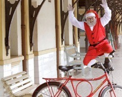 Papai Noel mineiro pedala por 82 cidades arrecadando alimentos