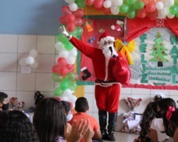 Crianças da escola Casa Meio Norte recebem visita do Papai Noel 