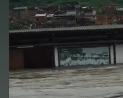 Centro de canoagem da cidade de Isaquias é inundado por enchente