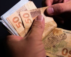 Governo publica MP com novo salário mínimo de R$ 1.212 a partir de 2022