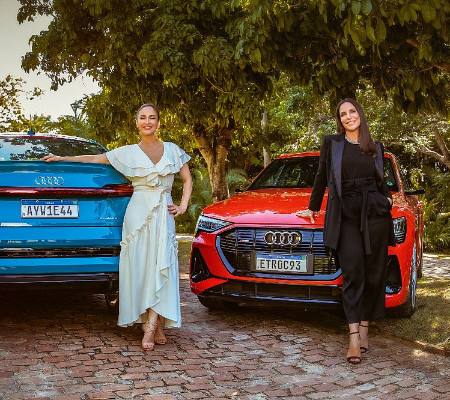 Ivete Sangalo e Claudia Leitte trocam trio por Audi elétrico em live