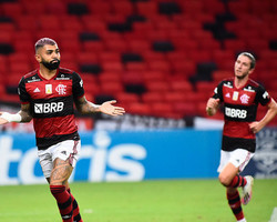 Flamengo vence o Vasco por 2 a 0 e se aproxima da liderança
