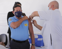Hamilton Mourão é vacinado contra Covid-19 no DF: “Fiz minha parte”