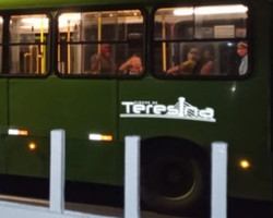 Bandido armado faz arrastão em ônibus no centro de Teresina