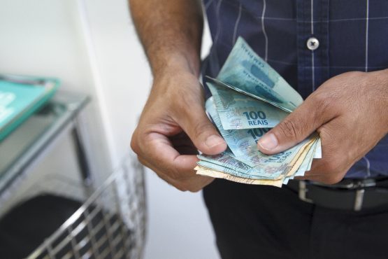 Homem contando dinheiro - Foto: Divulgação