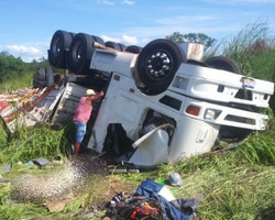 Caminhoneiro morre após carreta tombar na rodovia BR-135