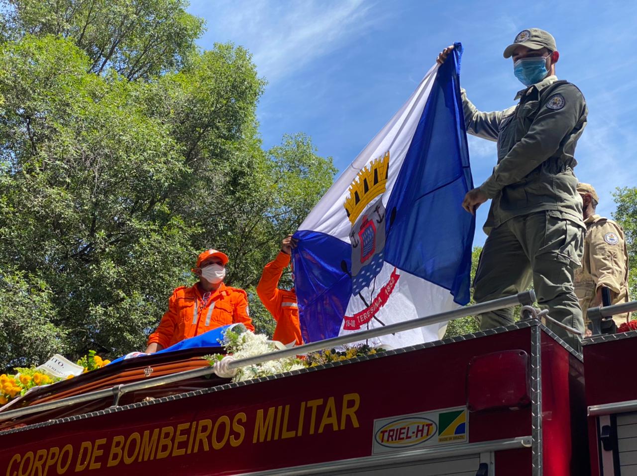 Corpo de Firmino Filho segue em cortejo em carro do Corpo de Bombeiros em Teresina (Foto: Raíssa Morais)